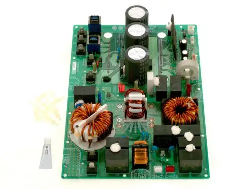 Grüne Leiterplatte mit elektronischen Bauteilen, darunter Kondensatoren, Spulen und Relais. Die Platine gehört zu einem Bosch-Produkt und enthält mehrere Verbindungselemente.